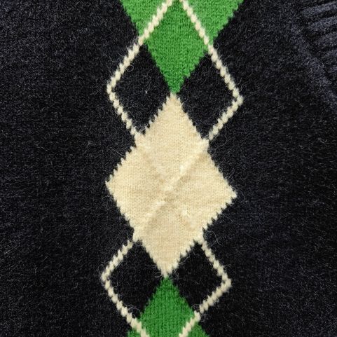 белоснежный испорченный фабричный свитер