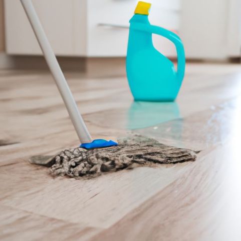 Irisan Pembersih Lantai Mengepel Ruang Dapur menyemprotkan Irisan Pembersih Larut Terkonsentrasi Kayu untuk Lantai
