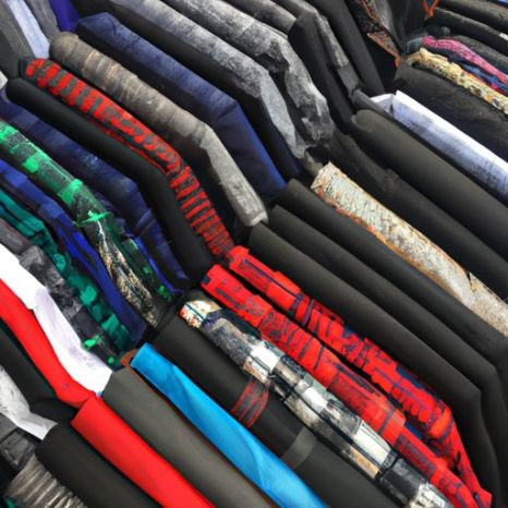 In Bales, Tansania, Großhandel mit gebrauchter Kleidung, Lagerbekleidung für Herren, Americano-Kleidung, gemischt