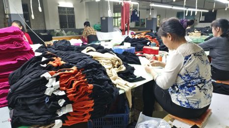Produktion von ärmellosen Strickjacken, Fabrikkomplex für Mädchenstrickjacken in China