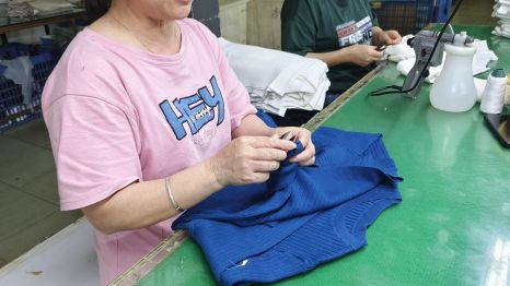 Usine de production de cardigan brodé, usine de tricotage industriel